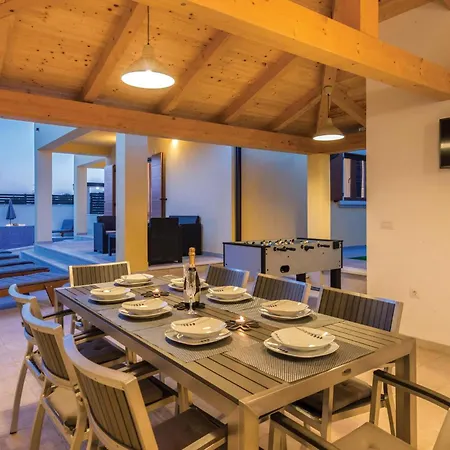 3 Bedroom Lovely In Hébergement de vacances Barbariga