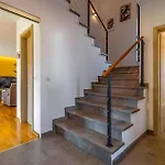 3 Bedroom Gorgeous In 別荘 *