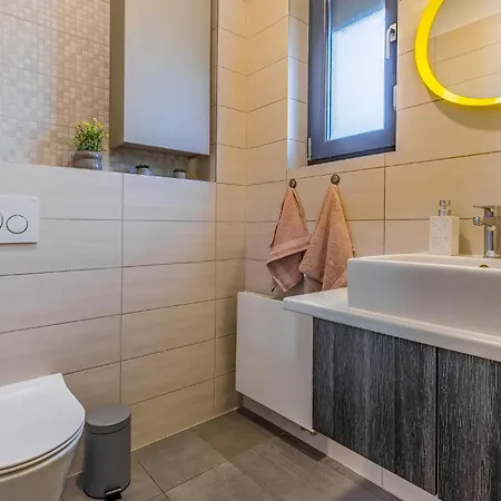 3 Bedroom Beautiful In Casa de Férias