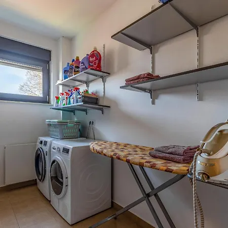 3 Bedroom Beautiful In Casa de Férias *