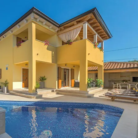 Holiday home 3 Bedroom Lovely In Barbariga