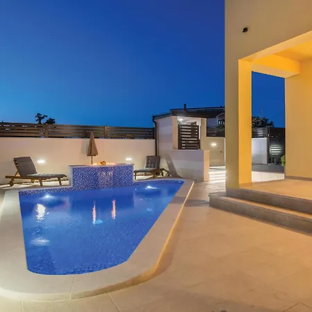 3 Bedroom Lovely In Holiday home